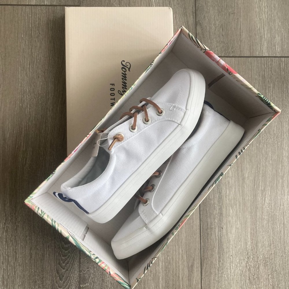 TOMMY BAHAMA Women white canvas sneakers. Size 7-8 - Picture 3 of 5